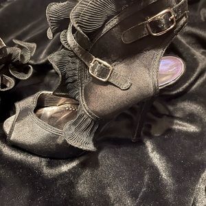 Boutique Black ruffle sandals size 7